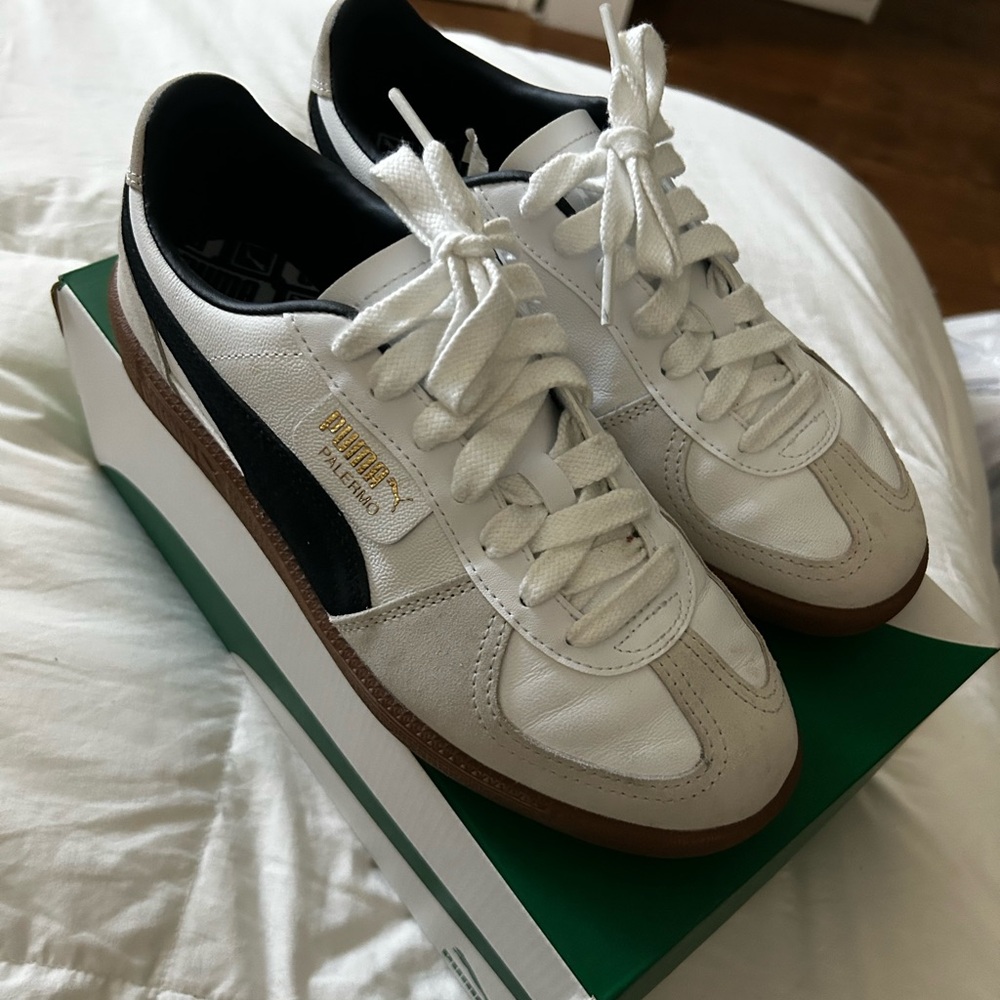 Puma woman’s White and Black Sneakers